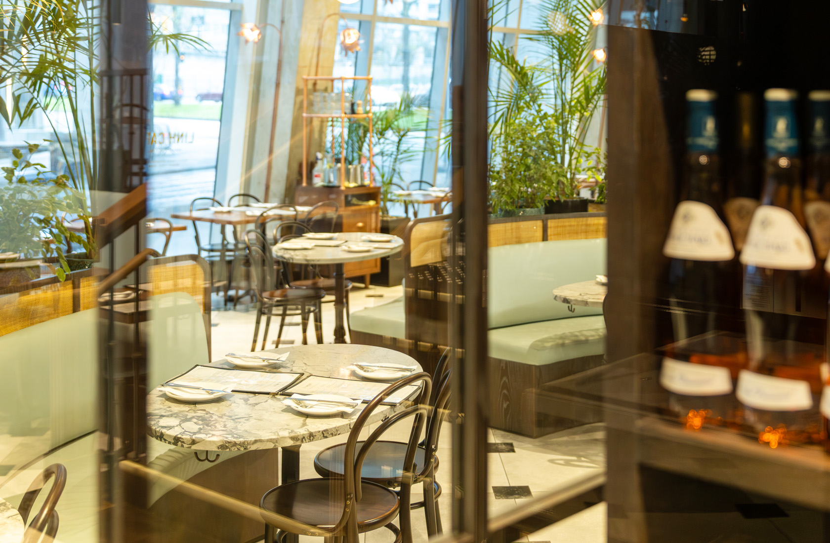 linh cafe, interior